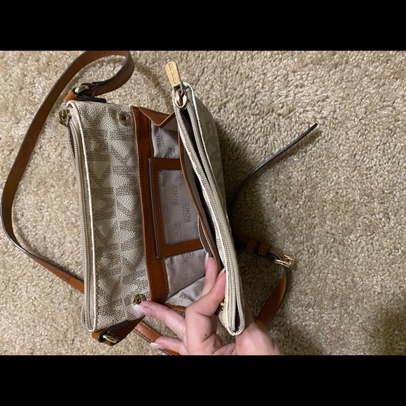 Michael Kors crossbody - Picture 2 of 2